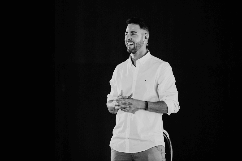 Adrian Gleez explicando el programa Game Change