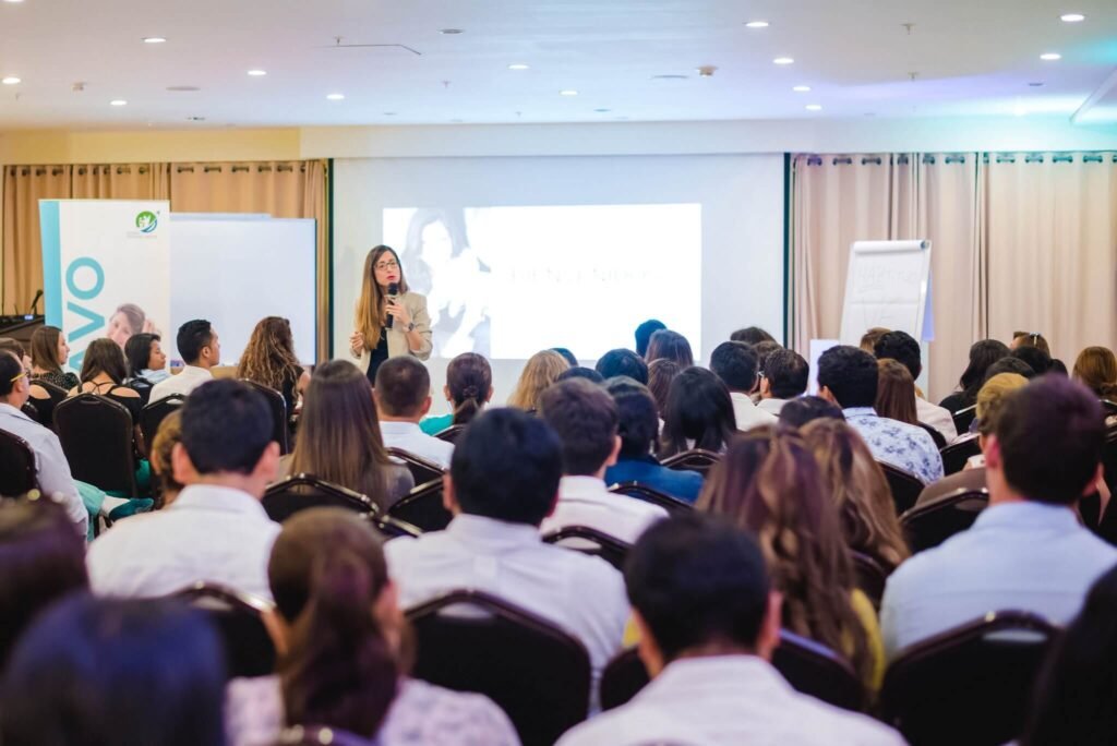 Mónica Galán explicando el Método BRAVO en conferencia