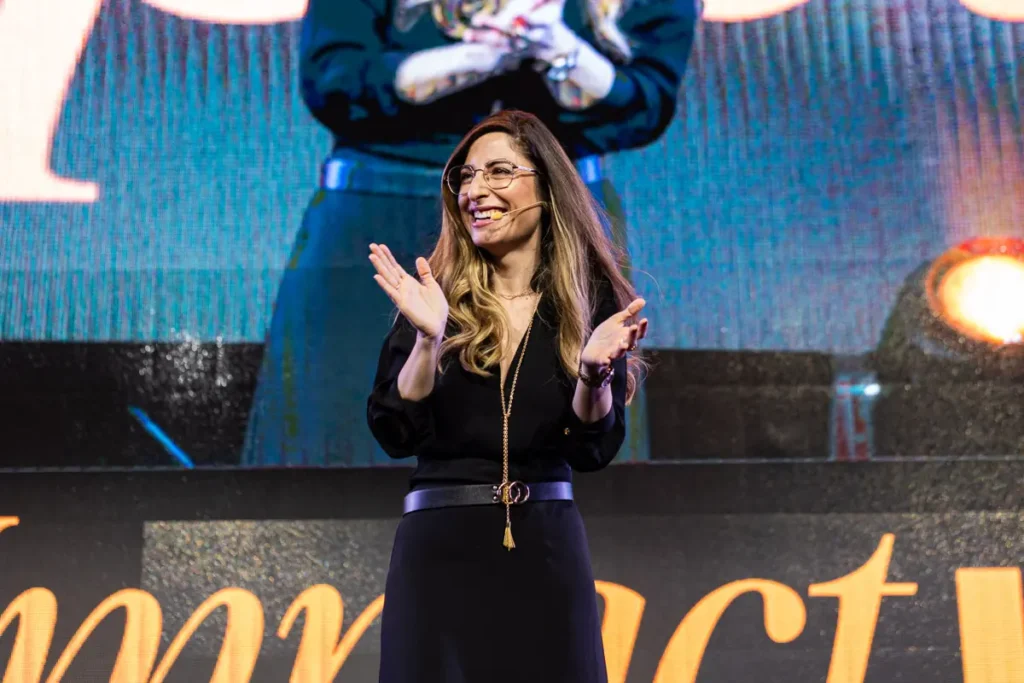 Mónica Galán hablando en un escenario durante una conferencia de oratoria y comunicación