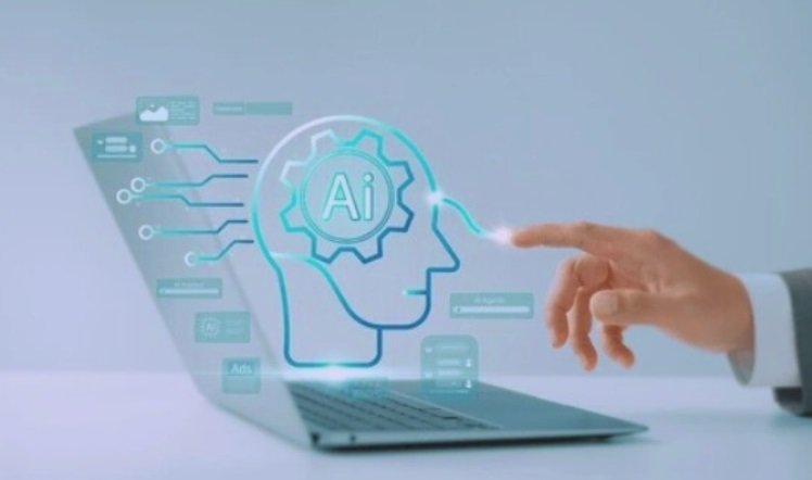 Profesional trabajando con inteligencia artificial y automatización tras formarse en Automation IA Manager