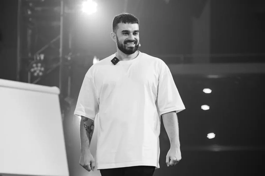 Fabio Serna creador de Partner 360 hablando en un evento