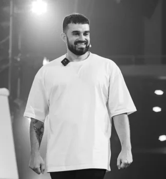 Fabio Serna creador de Partner 360 hablando en un evento